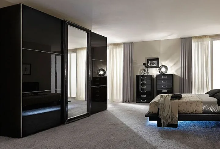 Шкаф-купе черного цвета в спальне