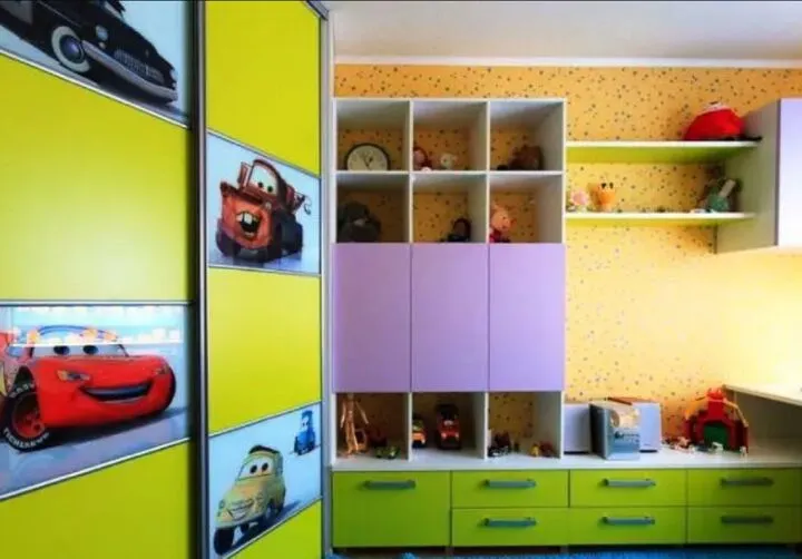 Шкаф-купе яркого цвета в детской