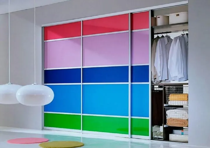 Гармоничный разноцветный фасад шкафа-купе
