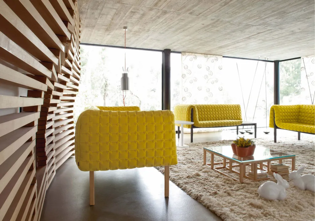 Небольшая гостиная с сияющими жёлтыми диванами