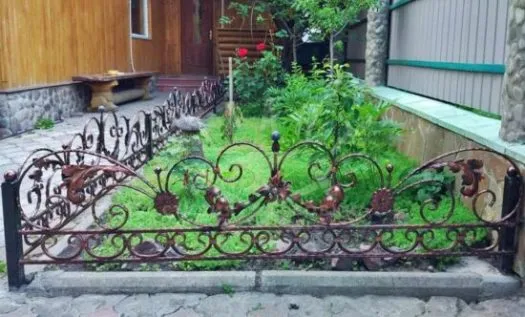 Ажурные металлические заборчики с листьями