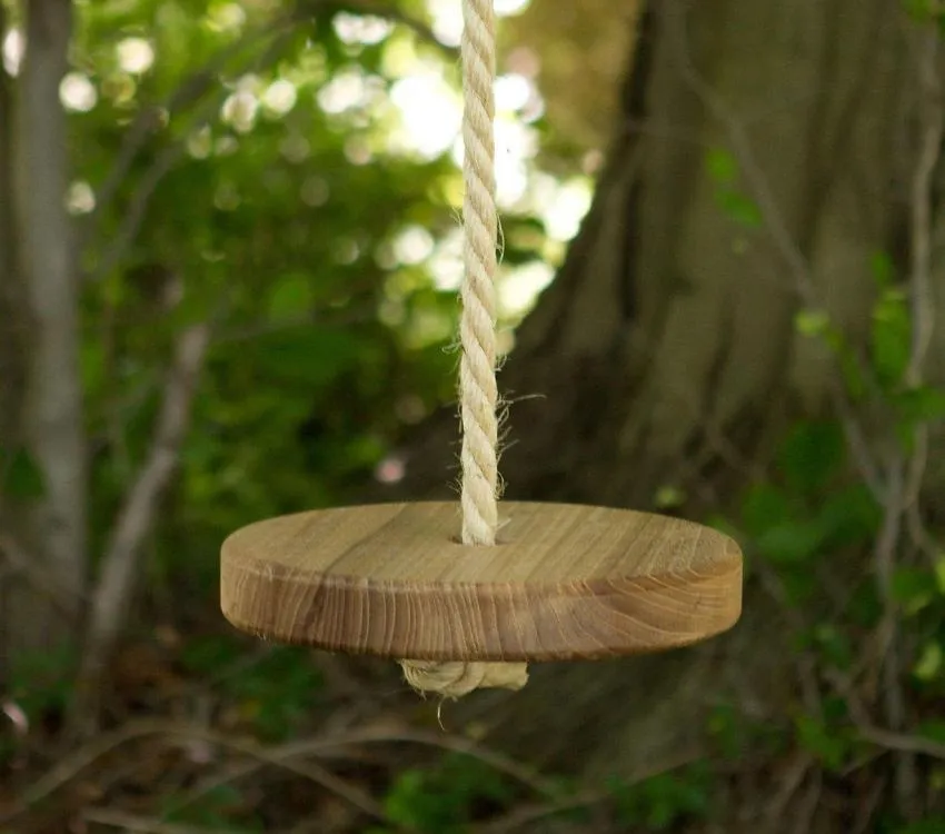 Простые деревянные качели для детских игр на свежем воздухе