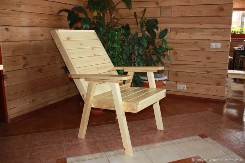 Удобное деревянное кресло