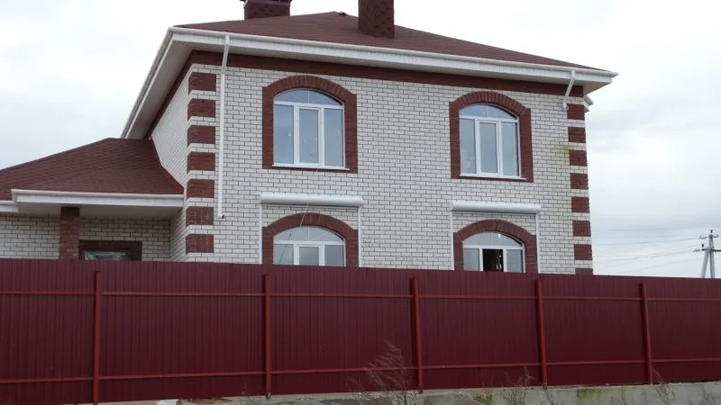 Кирпичный дом с белыми окнами