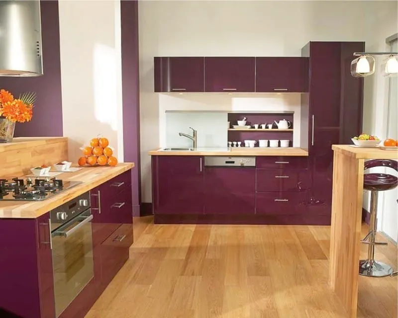 Фиолетовая кухня в интерьере