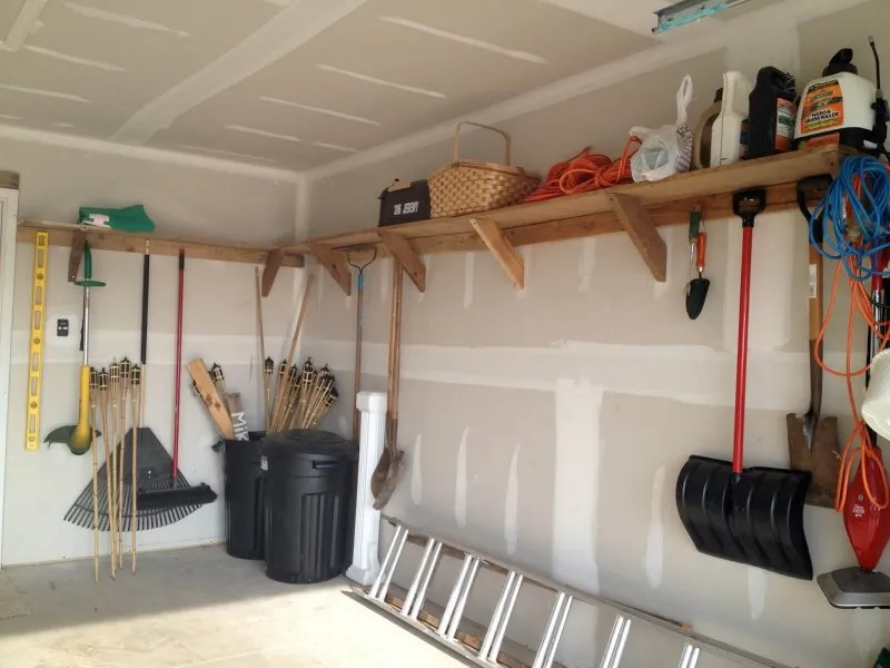 Полка подвесная под инструменты в гараже
