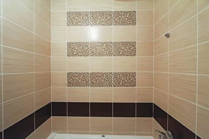 вариант яркого стиля укладки плитки в ванной комнате