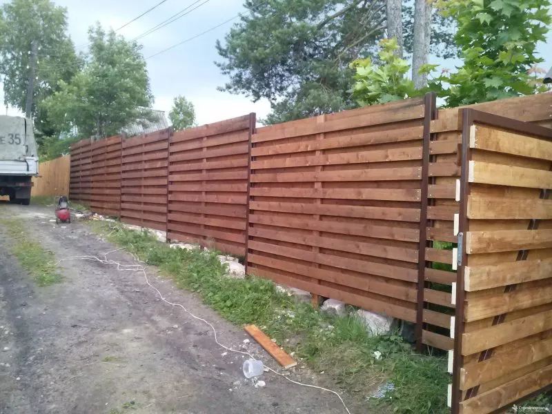 Деревянный забор на металлических Столбах