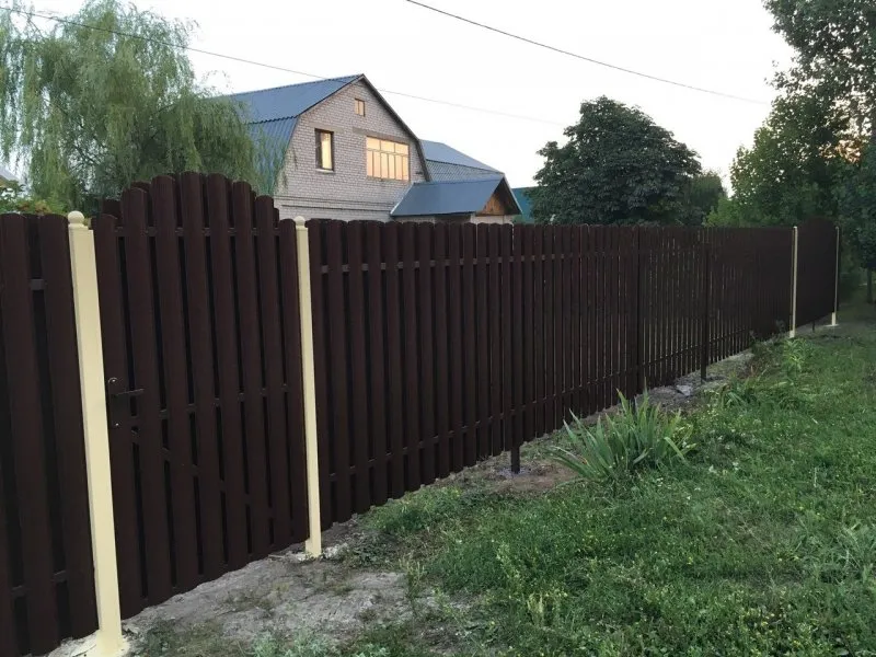 Забор из железного штакетника между соседями