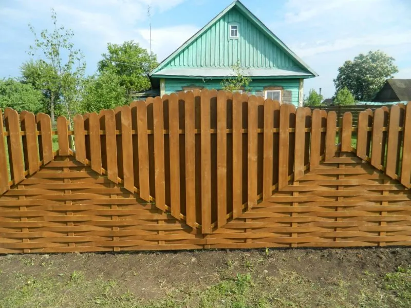 Ограда из штакетника деревянного