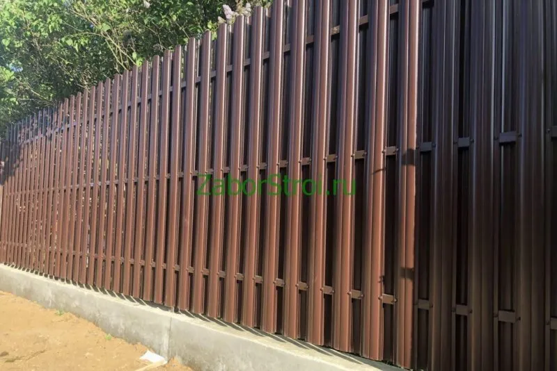 Забор деревянный вертикальный с металлическими столбами