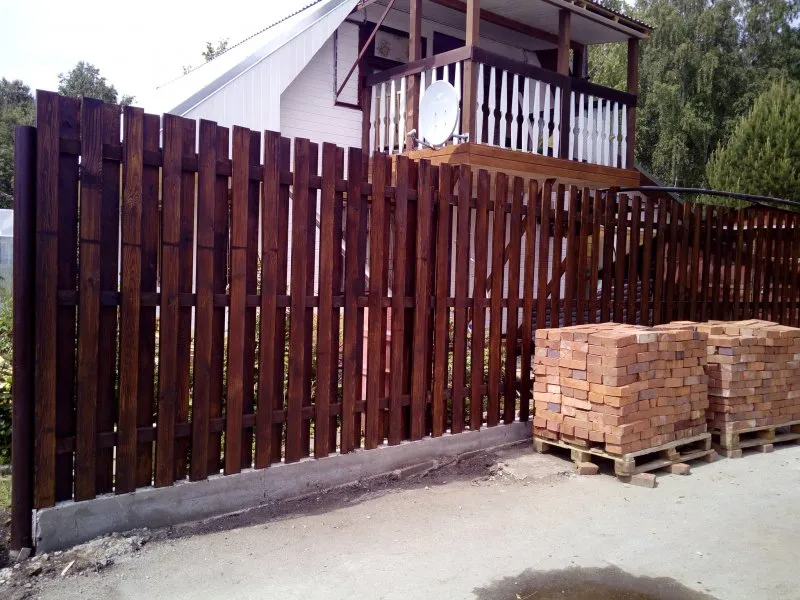 Деревянный забор из обрезной доски