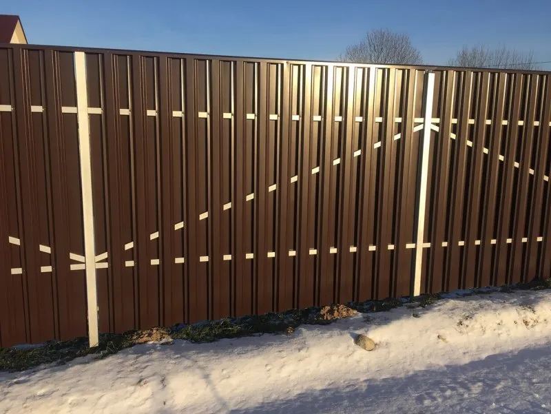 Забор из штакетника зимой