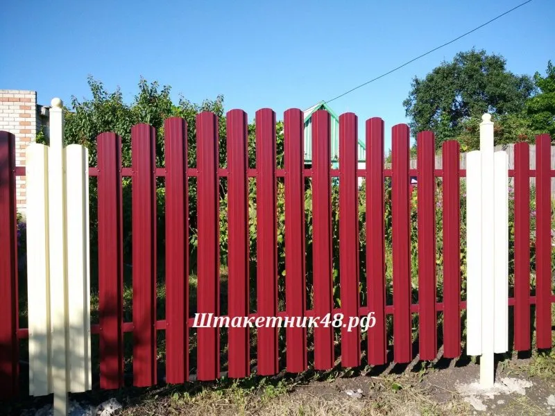 Металлический забор с евроштакетника красный белый