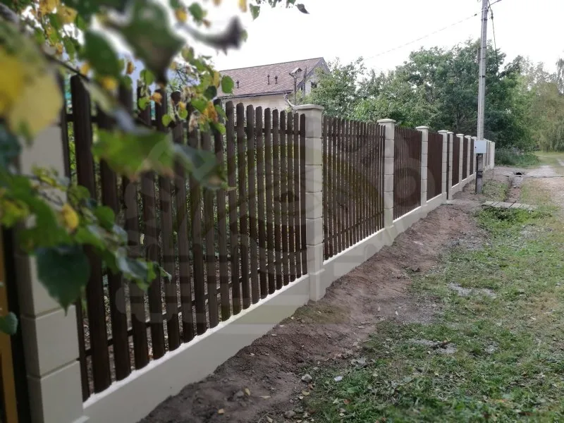 Забор штакетник с бетонными столбами