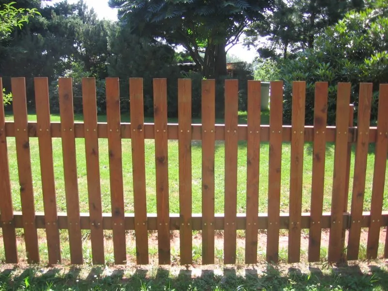 Забор деревянный штакетник коричневый