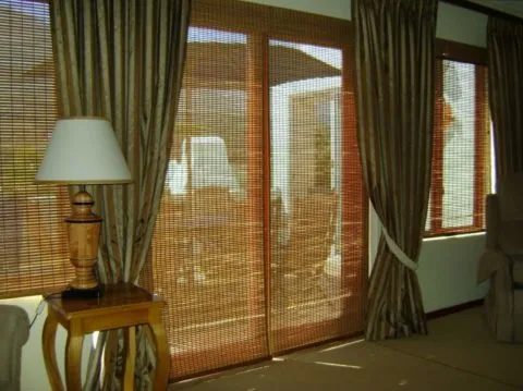 Рулонные модели на двери и окнах в гостиной
