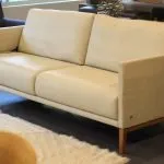Отделка дивана белой кожей