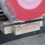 Распиливать дерево