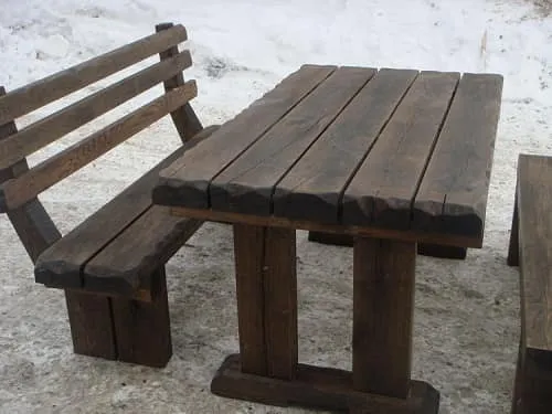 Стол с простыми прямыми ножками.