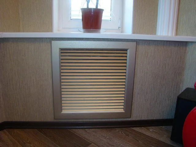Декоративная решетка на радиаторе в нише под окном
