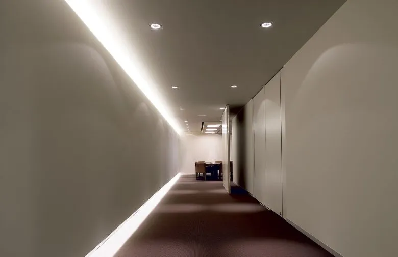 Встроенные светильники в коридоре