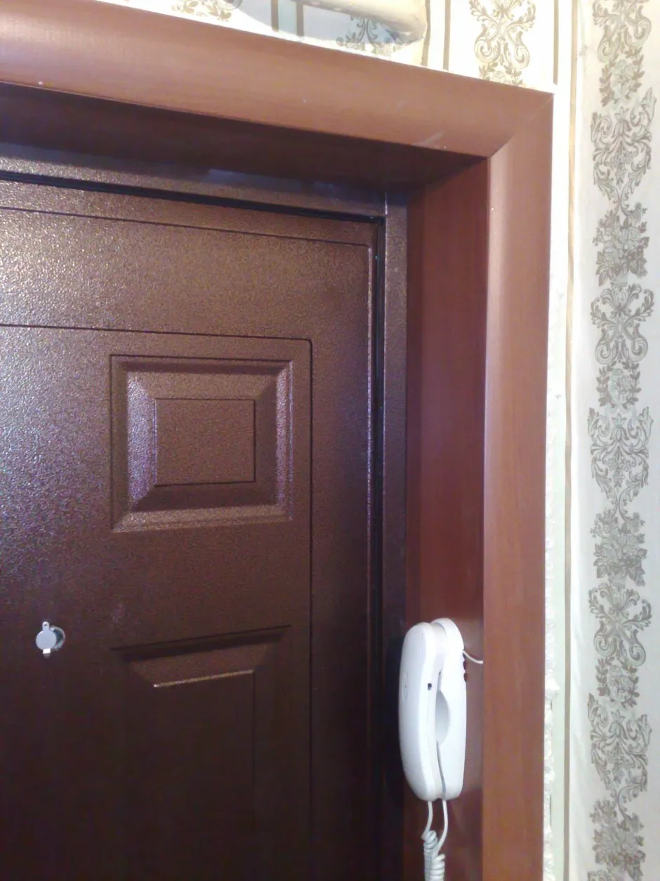 Варианты отделки откосов дверей. Отделка откосов входной двери изнутри МДФ. Откос двери. Дверные откосы на входную дверь. Шумоизоляция откосов входной двери.