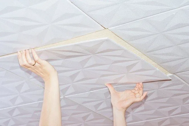 Как клеить потолочные плиты из пенопласта своими руками