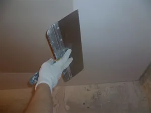 Как оштукатурить потолок