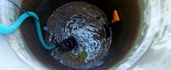 Откачка воды насосом