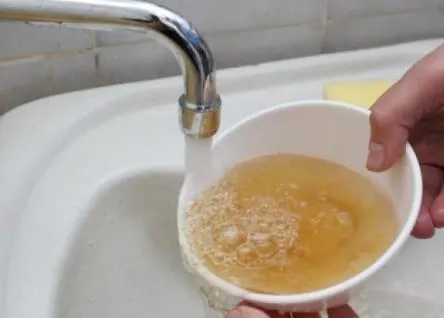 Вода из крана с большой концентрацией примесей железа