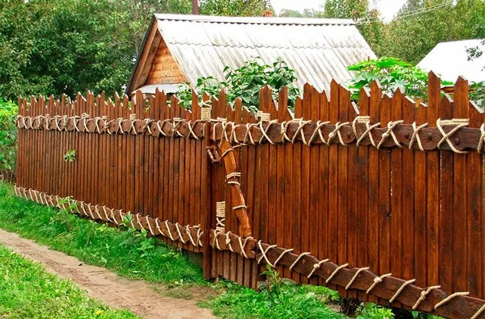 Вертикальный забор из доски