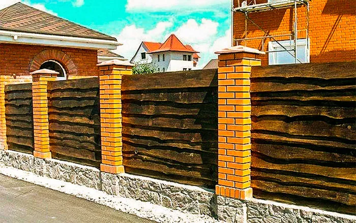Забор с кирпичными столбами и доски