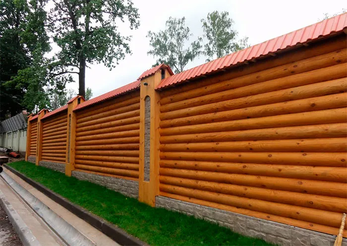 Горизонтальный забор из оцилиндрованного бревна