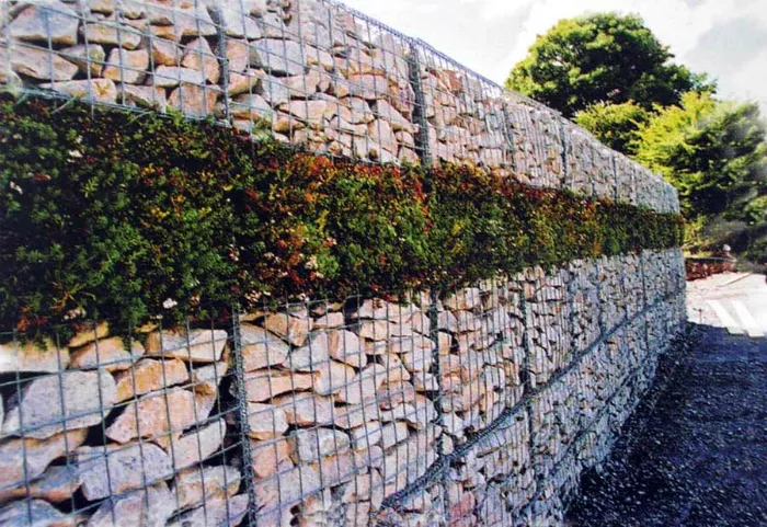 Ограда из габионов.