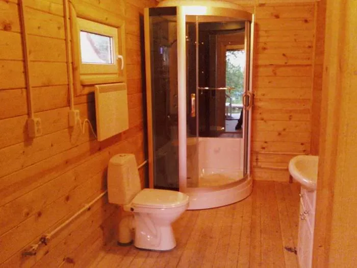 идея красивого дизайна ванной комнаты в деревянном доме