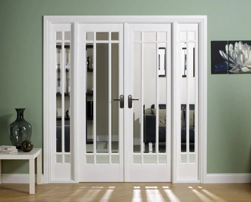белые двери со стеклом в интерьере
