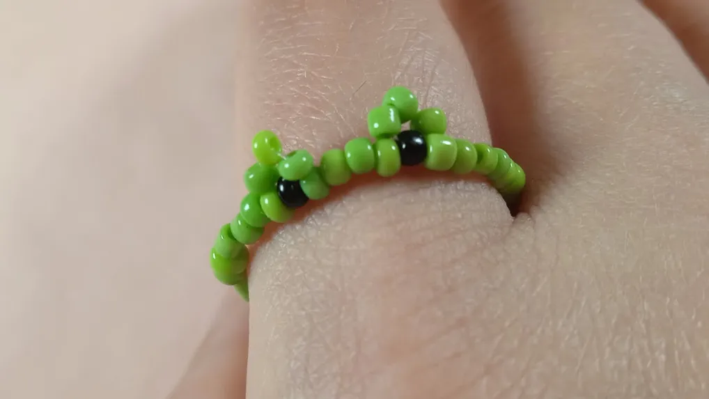 Фото: Простое кольцо из бисера "Лягушка".