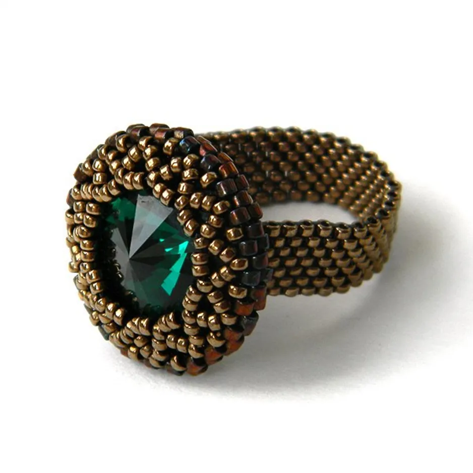 Фото: Перстень из бисера с кристаллом (мозаичное плетение).