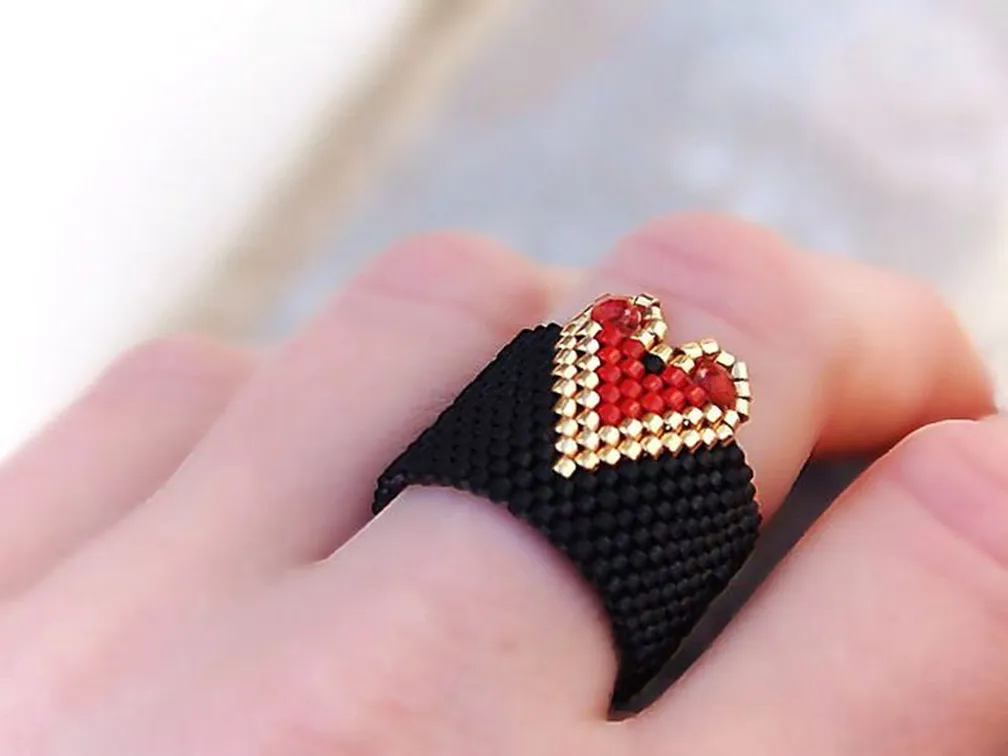 Фото: Кольцо с сердечком из бисера мозаикой.