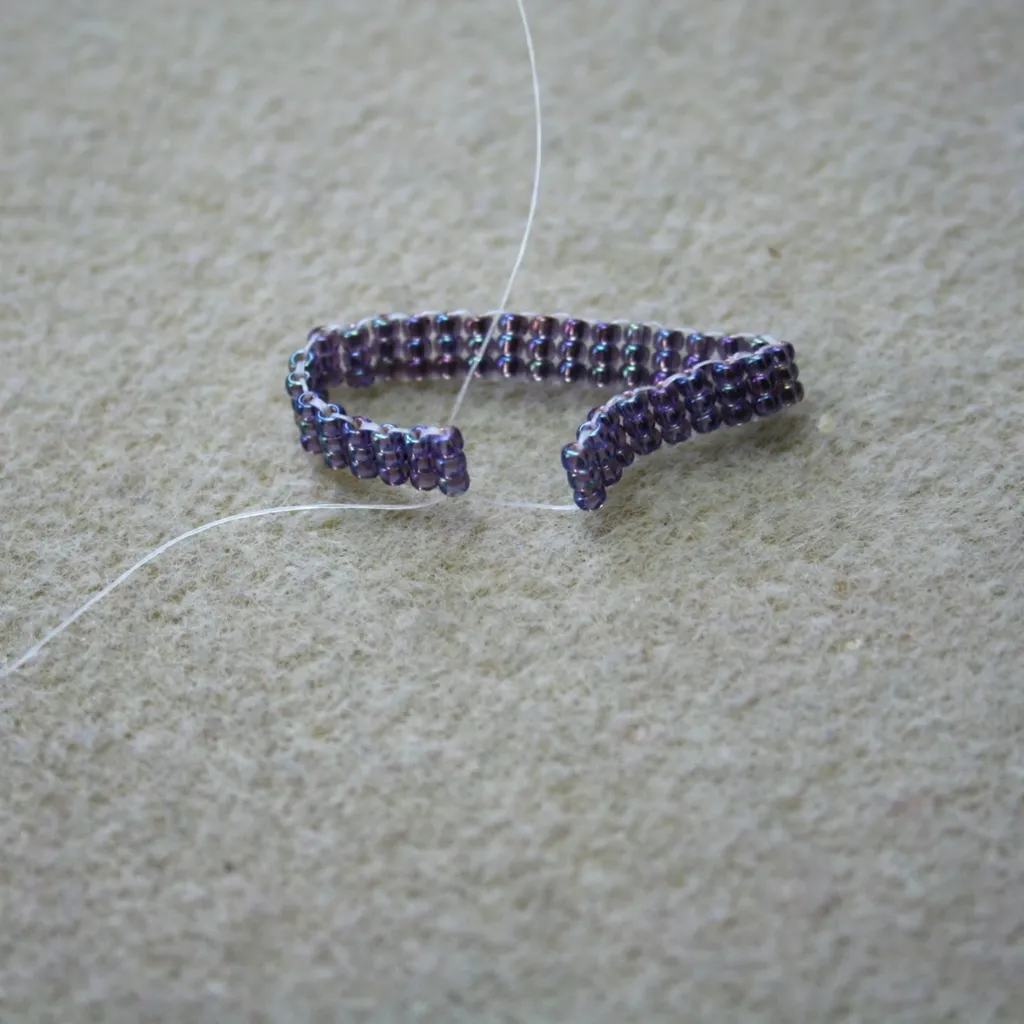 Фото: Кольцо из бисера параллельным плетением.