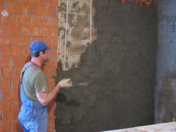 Выравнивание стены цементным раствором
