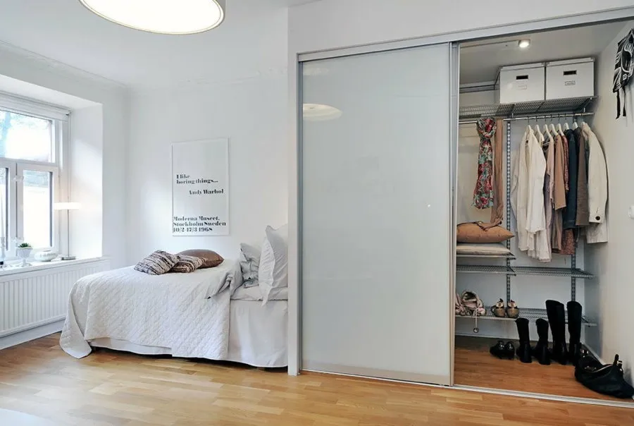 Гардеробная в спальном помещении квартиры в скандинавском стиле