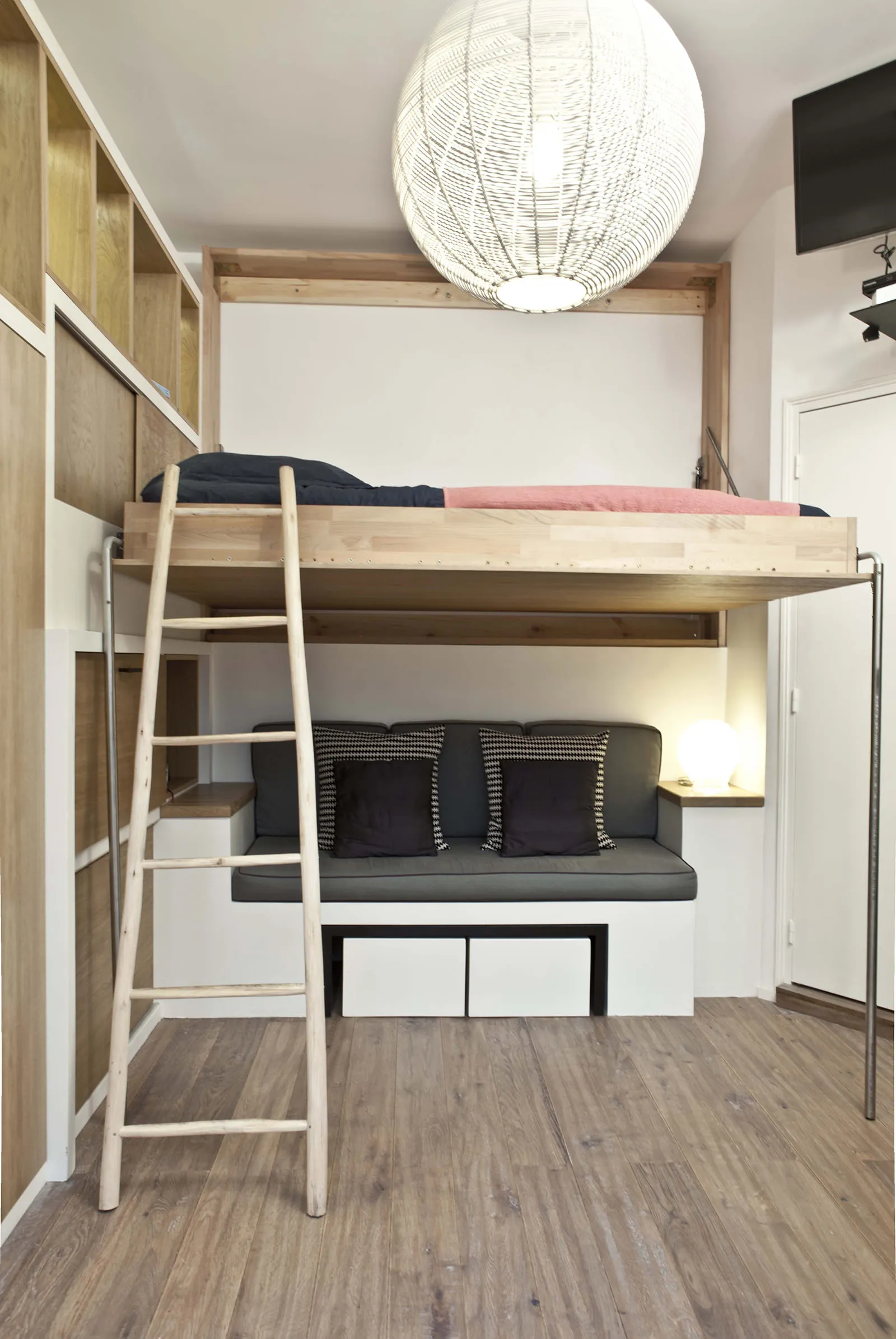 Кровать в интерьере квартиры-студии 18 кв. м
