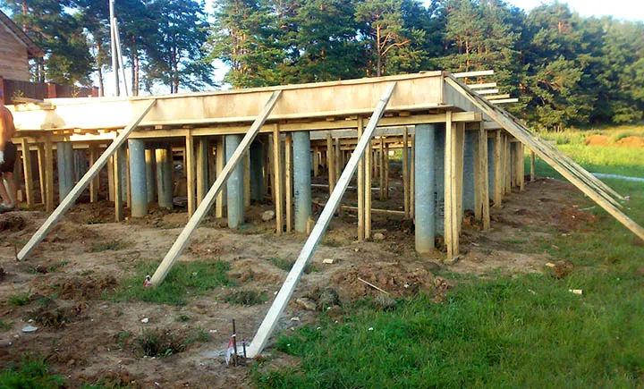 Как строить фундамент и дом на участке с уклоном? Особенности проектов коттеджей на неровных участках