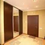 Большой шкаф в прихожей