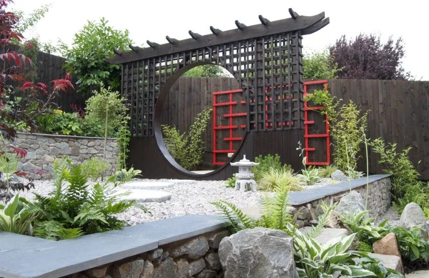 В саду размещены декоративные элементы, характерные для японского стиля