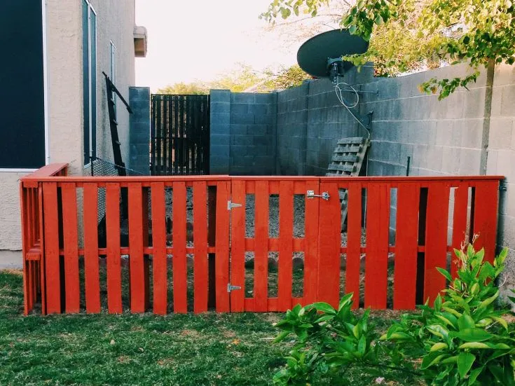 (+24 фото) Как построить забор из поддонов своими руками