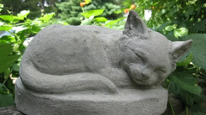 фигурка кота из бетона