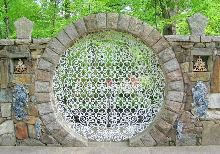 Красивый каменный забор с кованными элементами